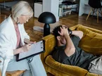 Terapeuta kognitív viselkedésterápiás ülést tart pácienssel álmatlanság kezelésére